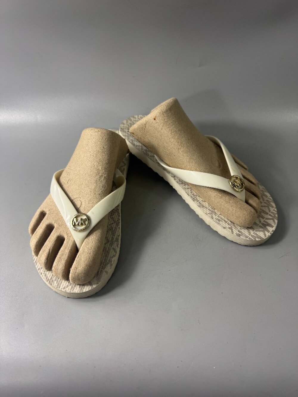 MICHAEL Michael Kors VANILLA WHITE FLIP FLOP MK LOGO SANDALS - Size 8
